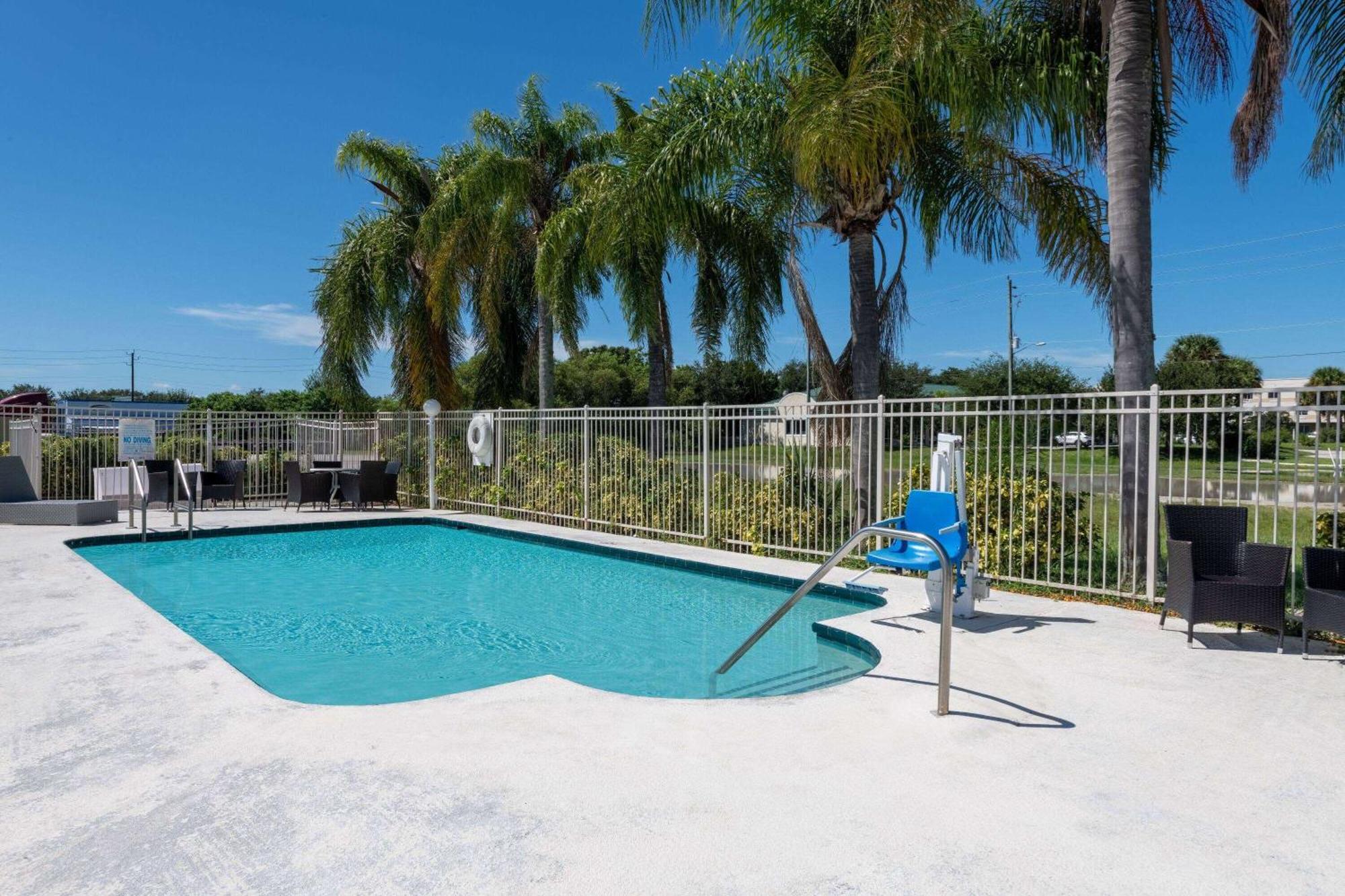 Howard Johnson By Wyndham Vero Beach/I-95 Esterno foto
