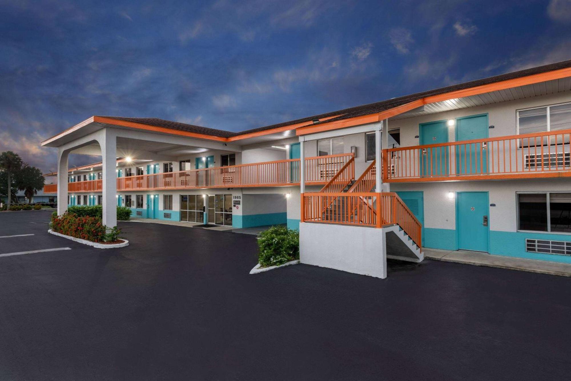 Howard Johnson By Wyndham Vero Beach/I-95 Esterno foto
